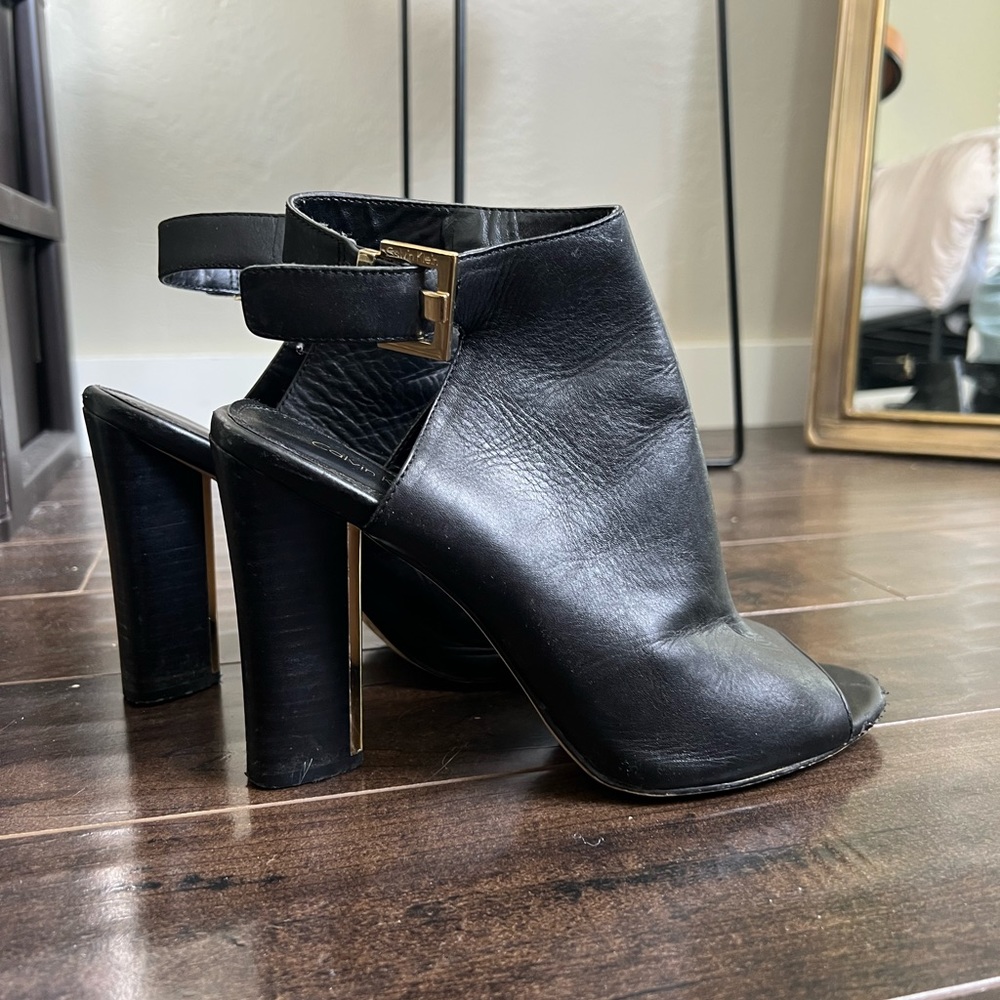Zola Cow Roma black heel size 9